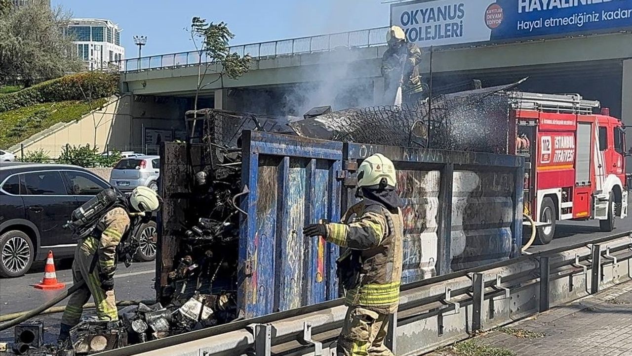 Kadıköy'de hurda yüklü kamyonetin dorsesinde yangın çıktı, itfaiye müdahale etti