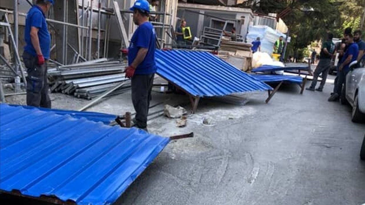 Kadıköy'de Rüzgar Nedeniyle Savrulan Demir Pano Bir Kadını Yaraladı
