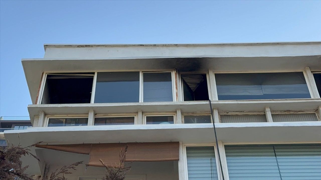 Kadıköy Göztepe'de 4. kattaki dairede çıkan yangın itfaiye ekiplerince söndürüldü