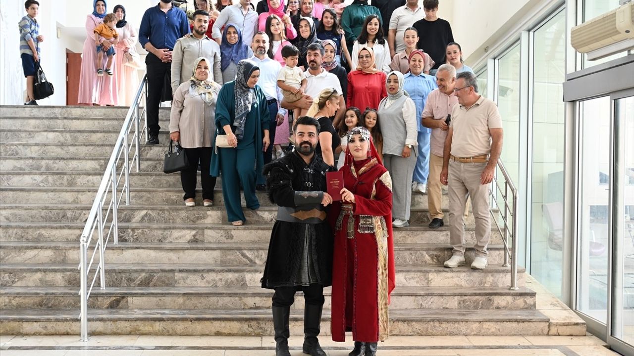 Kadirli'de genç çift nikah törenini geleneksel kıyafetlerle gerçekleştirdi