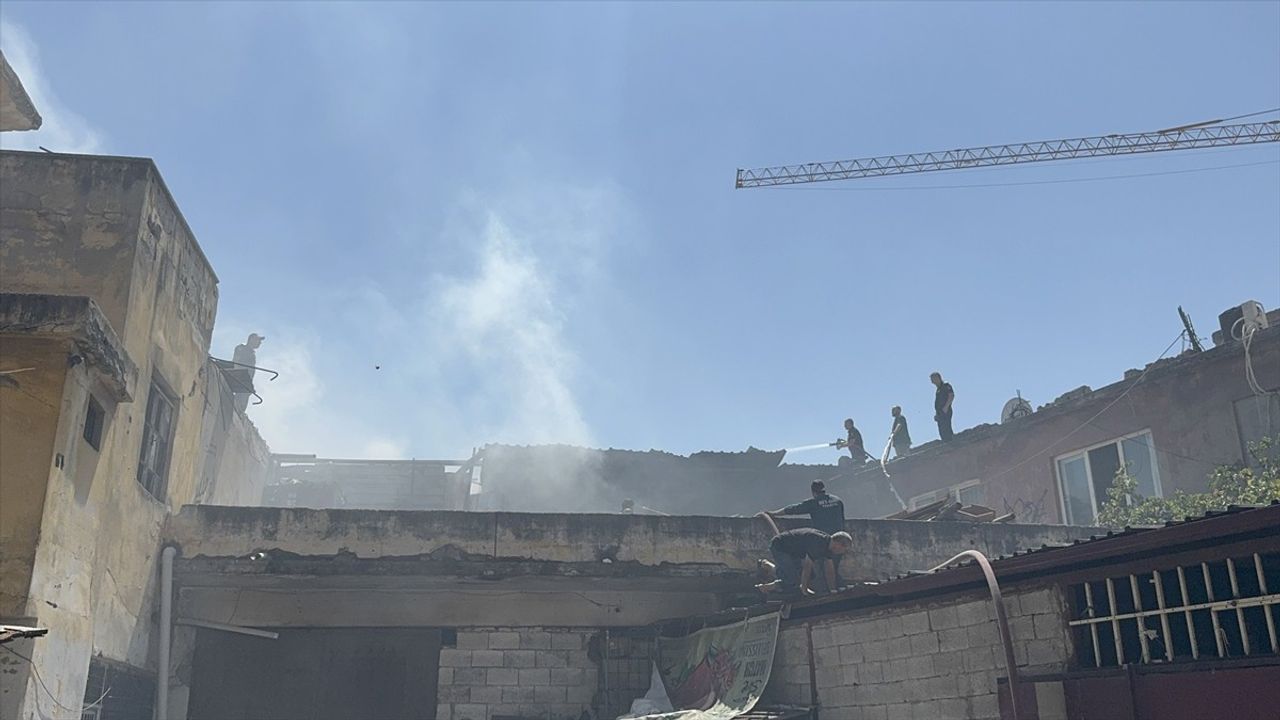Kahramanmaraş Dulkadiroğlu'nda iş yerinde çıkan çatı yangını söndürüldü