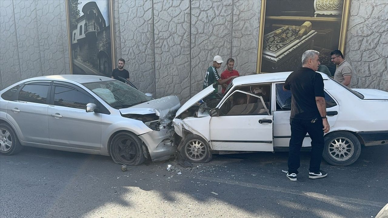 Kahramanmaraş'ta iki otomobilin çarpışması: 1'i ağır 3 yaralı