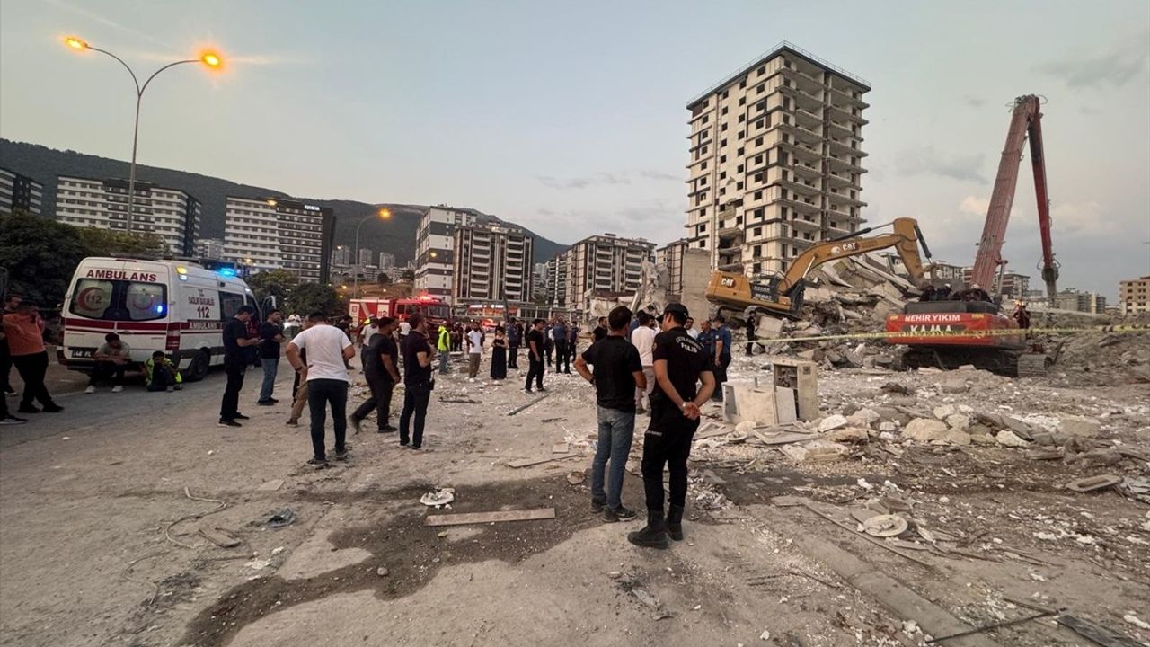 Kahramanmaraş'ta Yıkılmakta Olan Bina İş Makinesinin Üzerine Devrildi