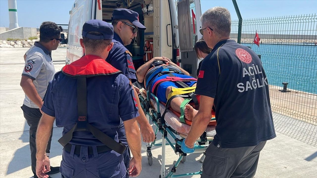Kaleköy'de düşerek yaralanan kişi Sahil Güvenlik tarafından denizden tahliye edildi
