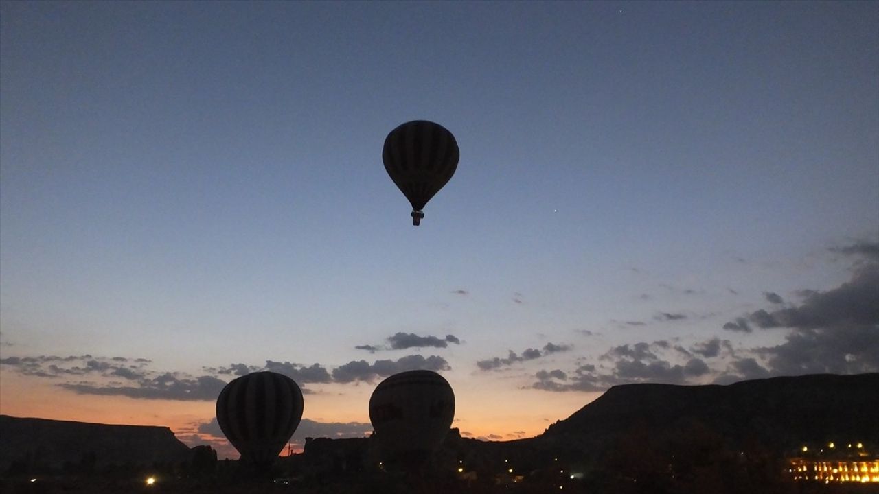Kapadokya'da 30 Ağustos: Balonlar Türk Bayraklarıyla Gündoğumunda Uçtu
