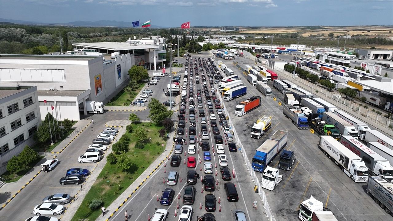Kapıkule'de Gurbetçilerin Dönüş Yolculuğu Sürüyor