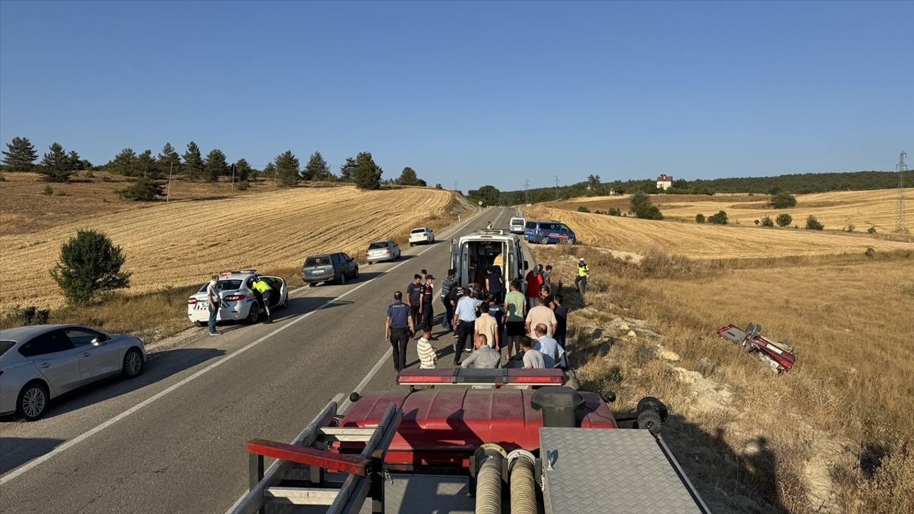 Karabük'te Tarlaya Düşen Otomobilde 5 Kişi Yaralandı