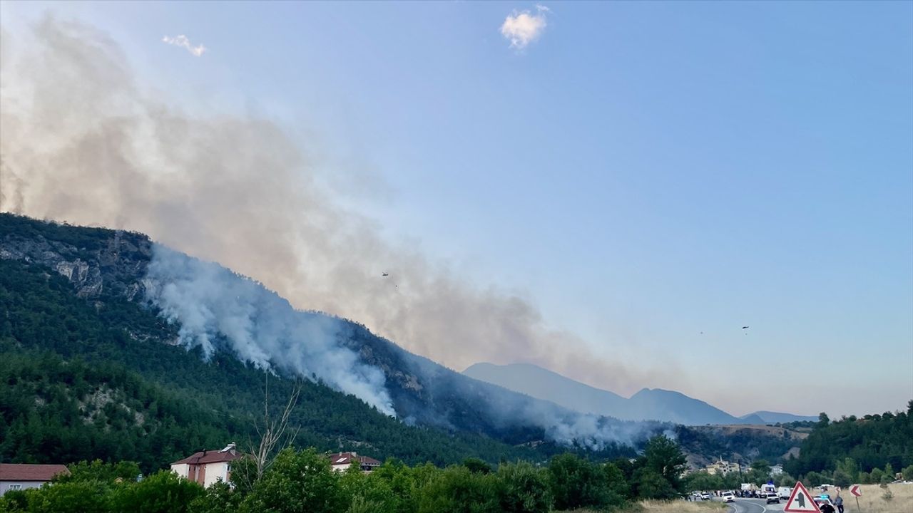 Karabük'te Yangın Kontrol Altına Alınmaya Çalışılıyor