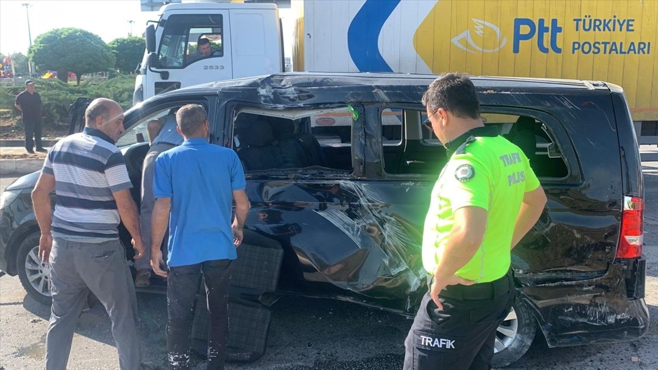 Karaman'da Turistleri Taşıyan Minibüs ile Otomobil Çarpıştı: 8 Yaralı