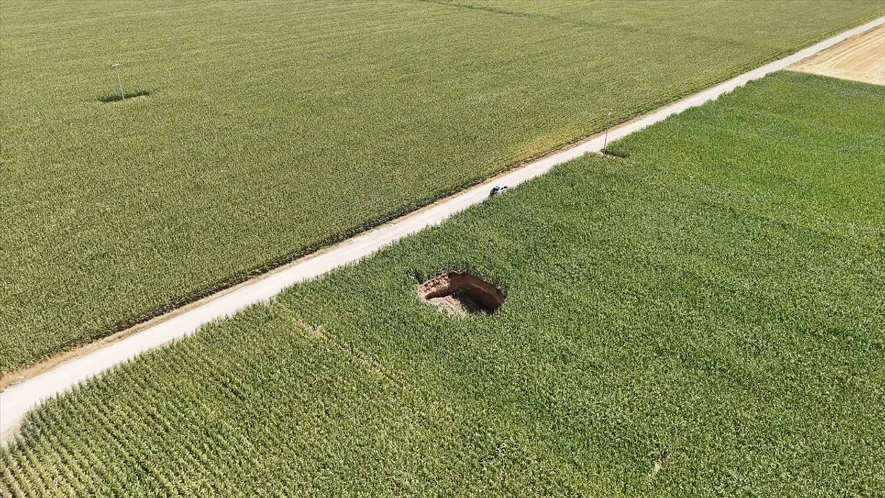 Karaman Sudurağı'nda mısır tarlasında 15 metre çapında obruk oluştu