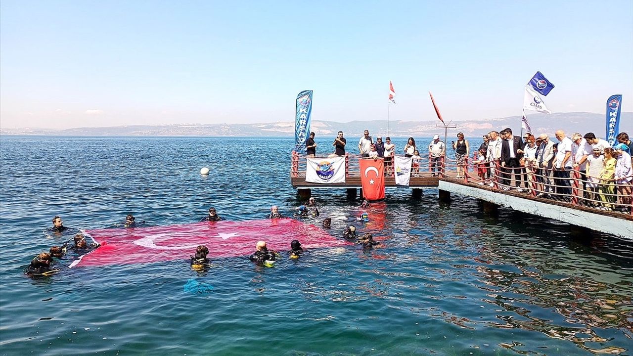 Karamürsel'de dalgıçlar 30 Ağustos Zafer Bayramı'nı denizde Türk bayrağıyla kutladı
