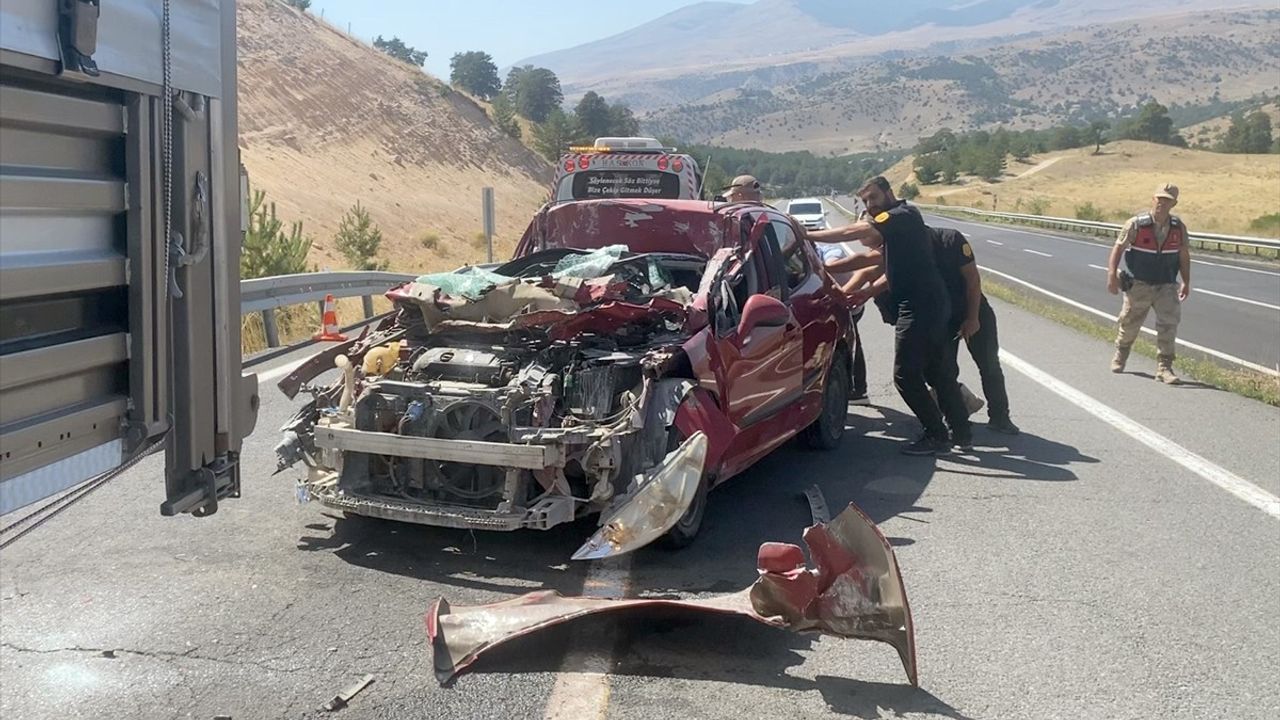 Kars'ta Sarıkamış'ta otomobil ile tır çarpıştı; sürücü hastaneye kaldırıldı