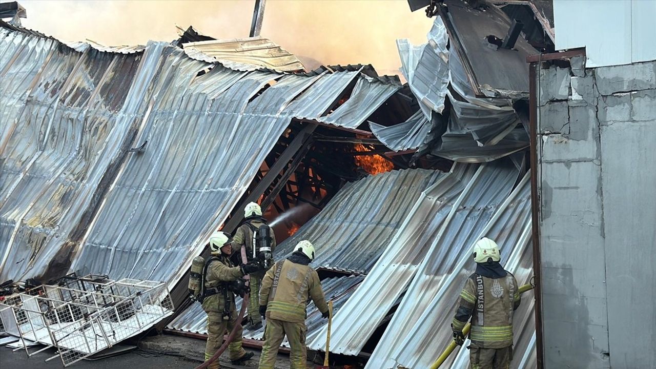 Kartal'da İş Yerinde Yangın: İtfaiye Ekipleri Olay Yerinde