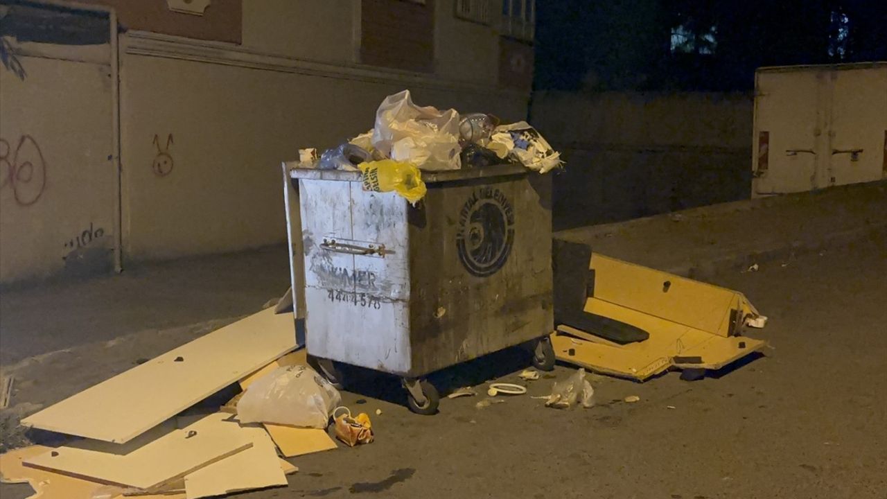 Kartal'da temizlik işçileri maaş eksikliği gerekçesiyle iş yavaşlattı