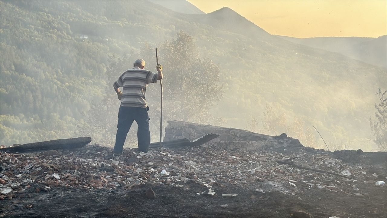 Kastamonu Azdavay'da çıkan yangında 6 samanlık ve bir otomobil zarar gördü