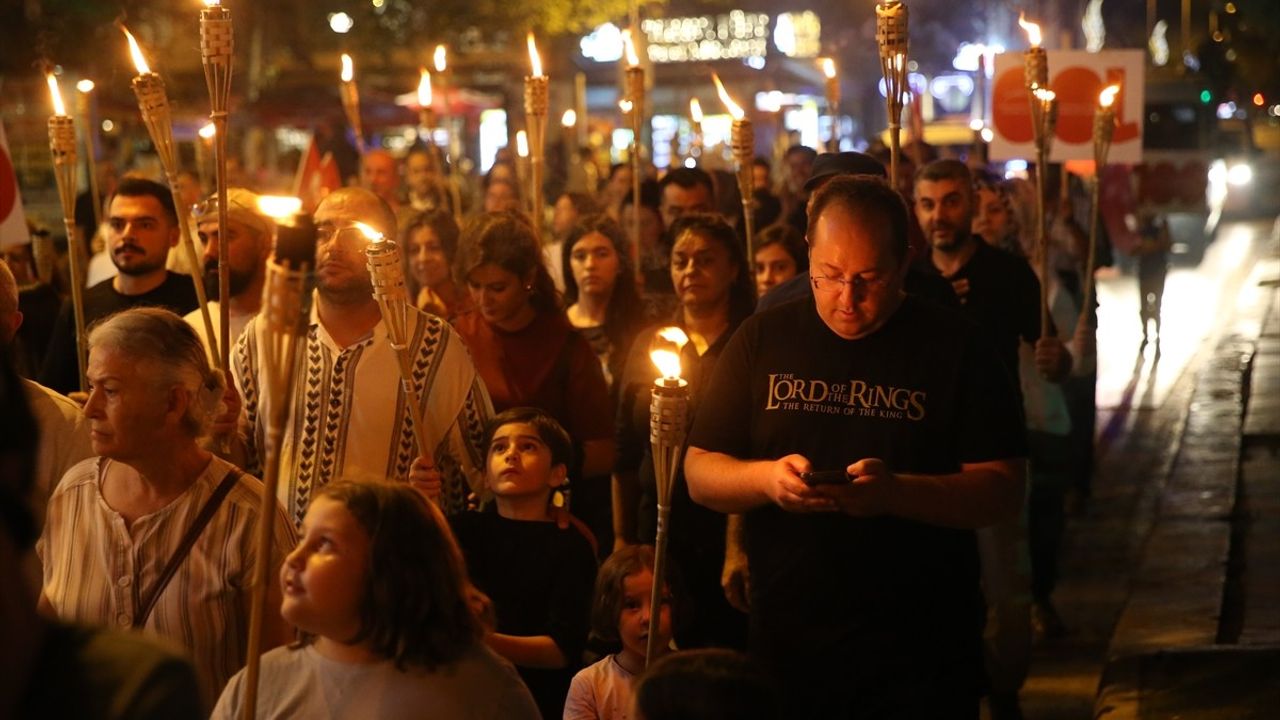 Kastamonu'da Atatürk'ün gelişi ve Şapka İnkılabı'nın 100. yılı onuruna fener alayı