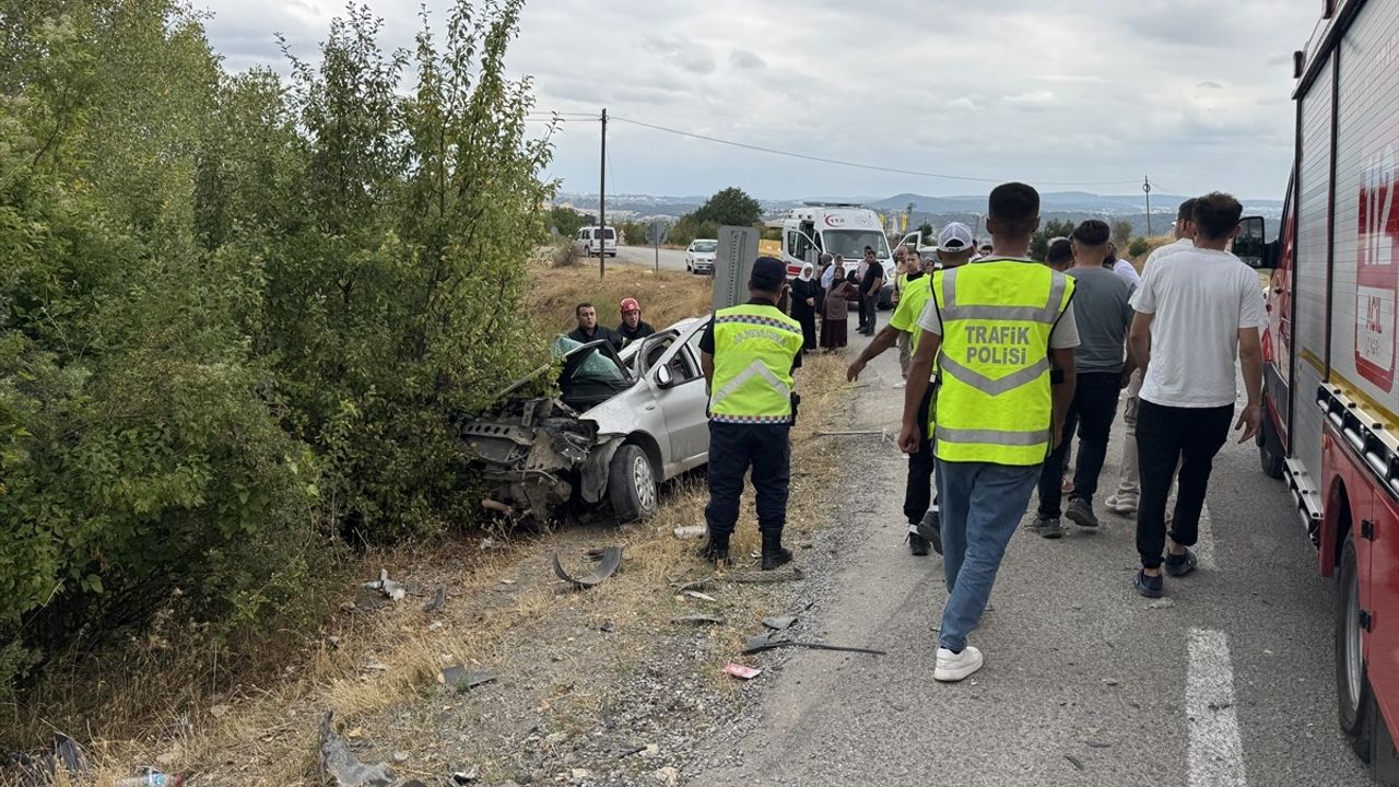 Kastamonu'da hafriyat kamyonu ile otomobil çarpıştı: 15 yaşındaki çocuk hayatını kaybetti, baba ağır yaralı