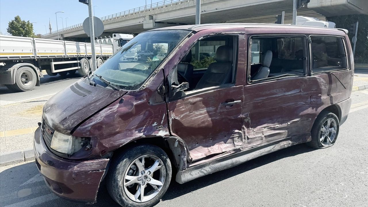 Kastamonu'da minibüs ile hafif ticari aracın çarpışması sonucu 10 kişi hafif yaralandı