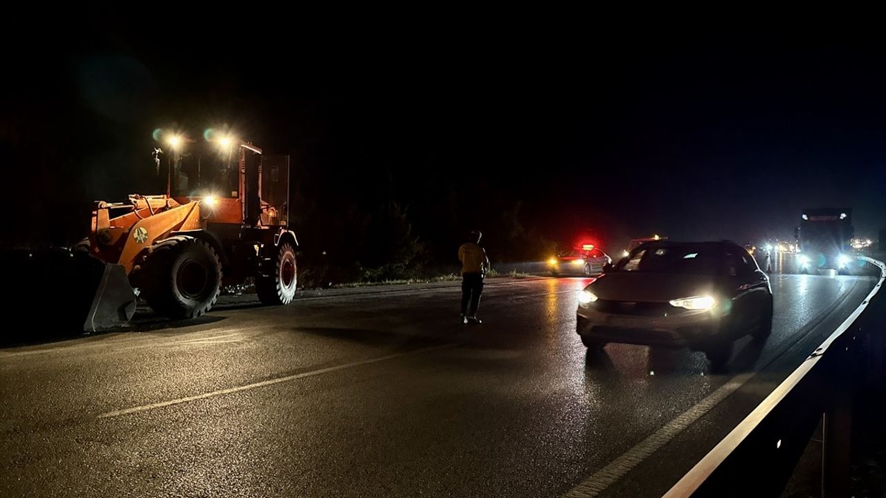 Kavak'ta hurda yüklü tırın şarampole devrilmesi Samsun-Ankara yolunda trafik yoğunluğu oluşturdu