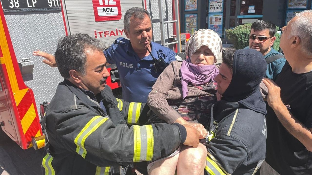 Kayseri'de 14 Katlı Apartmanda Yangın Çıktı: Kurtarma Çalışmaları Devam Ediyor