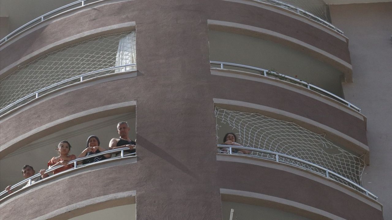 Kayseri'de 14 Katlı Apartmanda Yangın Söndürüldü: 8 Kişi Hastaneye Kaldırıldı