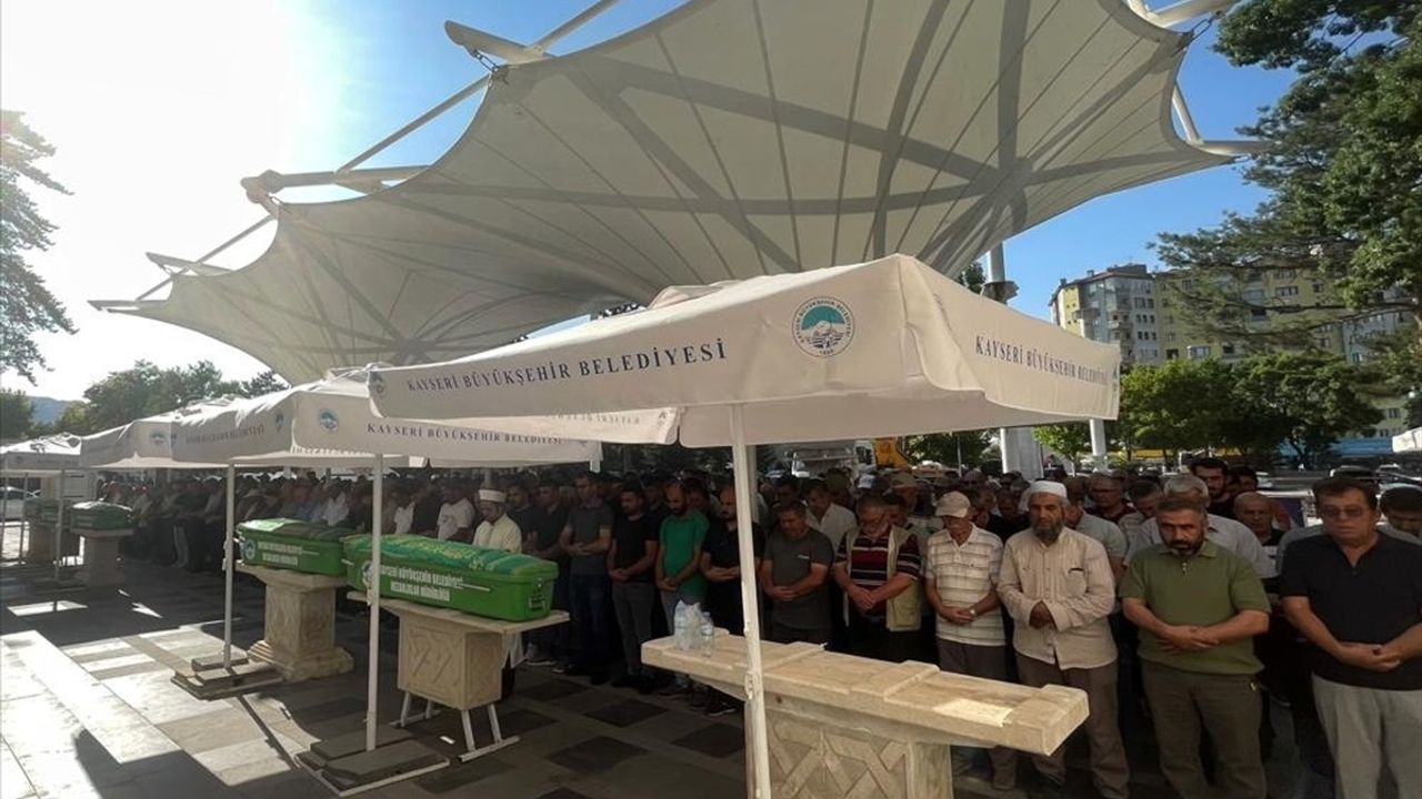 Kayseri'de Eşi Tarafından Öldürülen Kadının Cenazesi Defnedildi