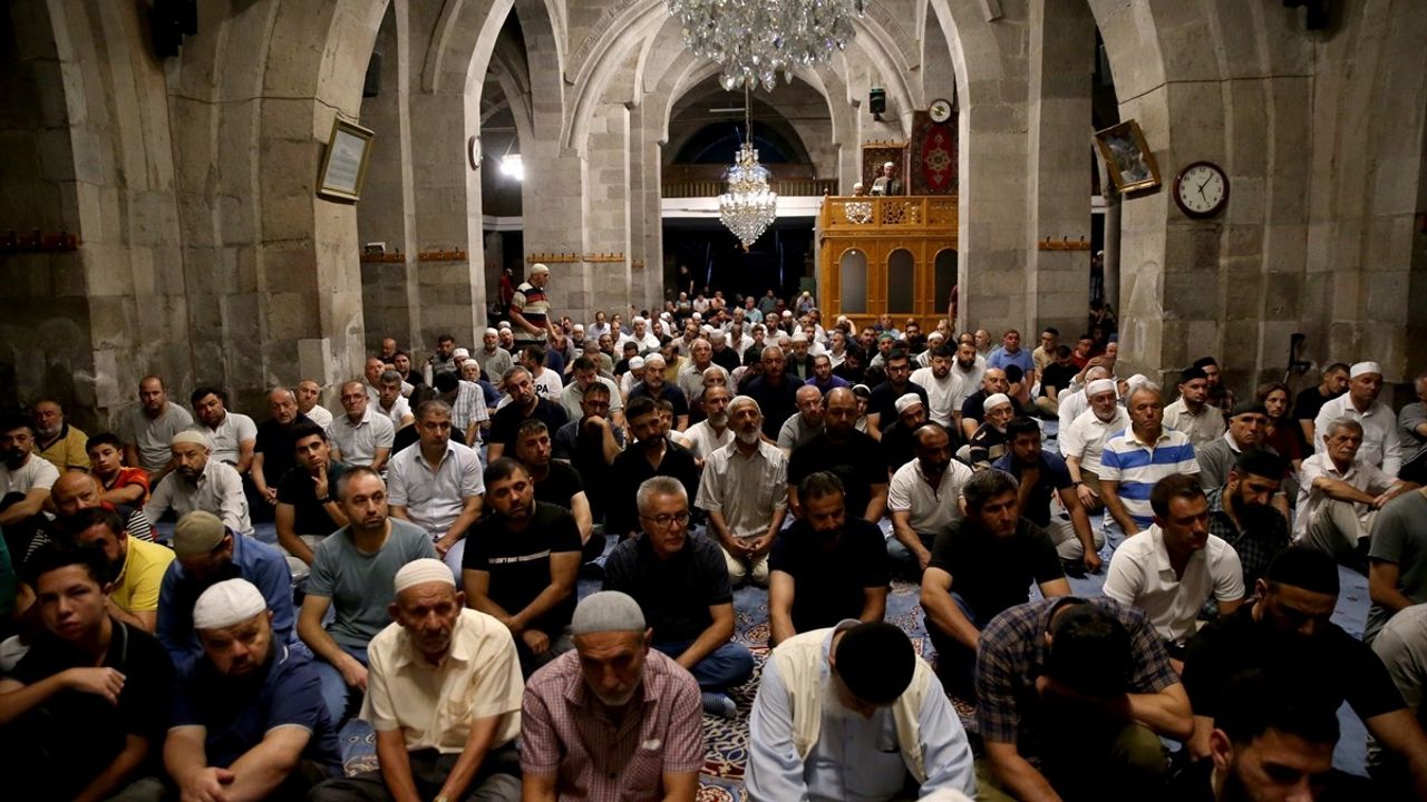 Kayseri'de Gurbetçiler Tarihi Cami Kebir'de Sabah Namazında Buluştu