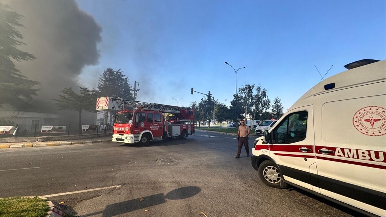 Kayseri OSB'de hırdavat iş yerinde çıkan yangın yanındaki mobilya aksesuarı fabrikasına sıçradı