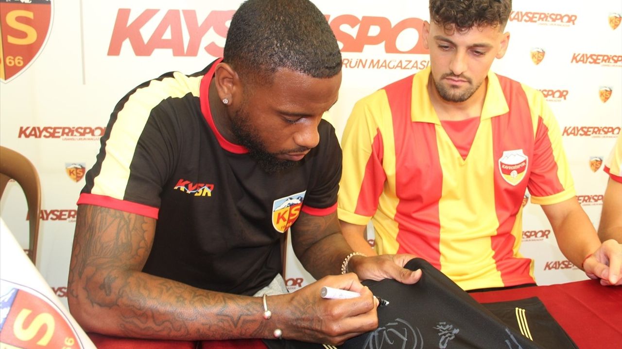 Kayserispor'da 5 futbolcu Cumhuriyet Meydanı'ndaki imza gününde taraftarlarla buluştu