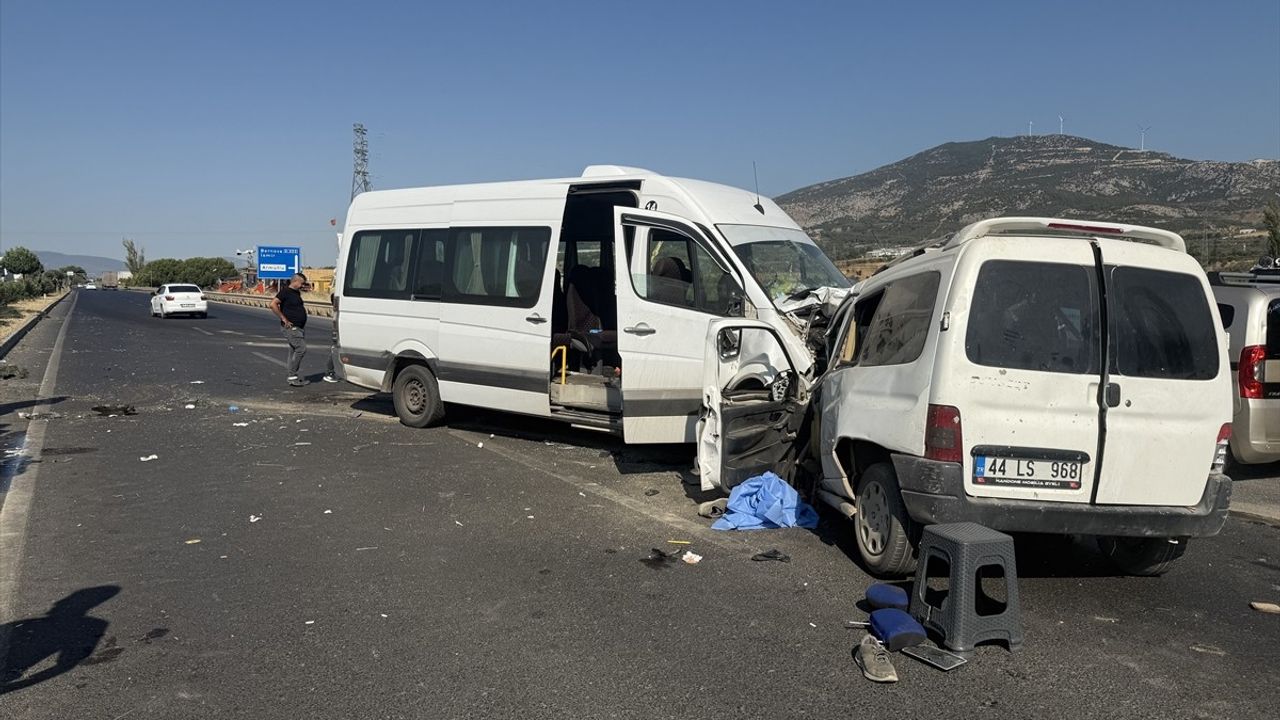 Kemalpaşa'da servis minibüsü ile hafif ticari aracın çarpışması: 1 ölü, 12 yaralı
