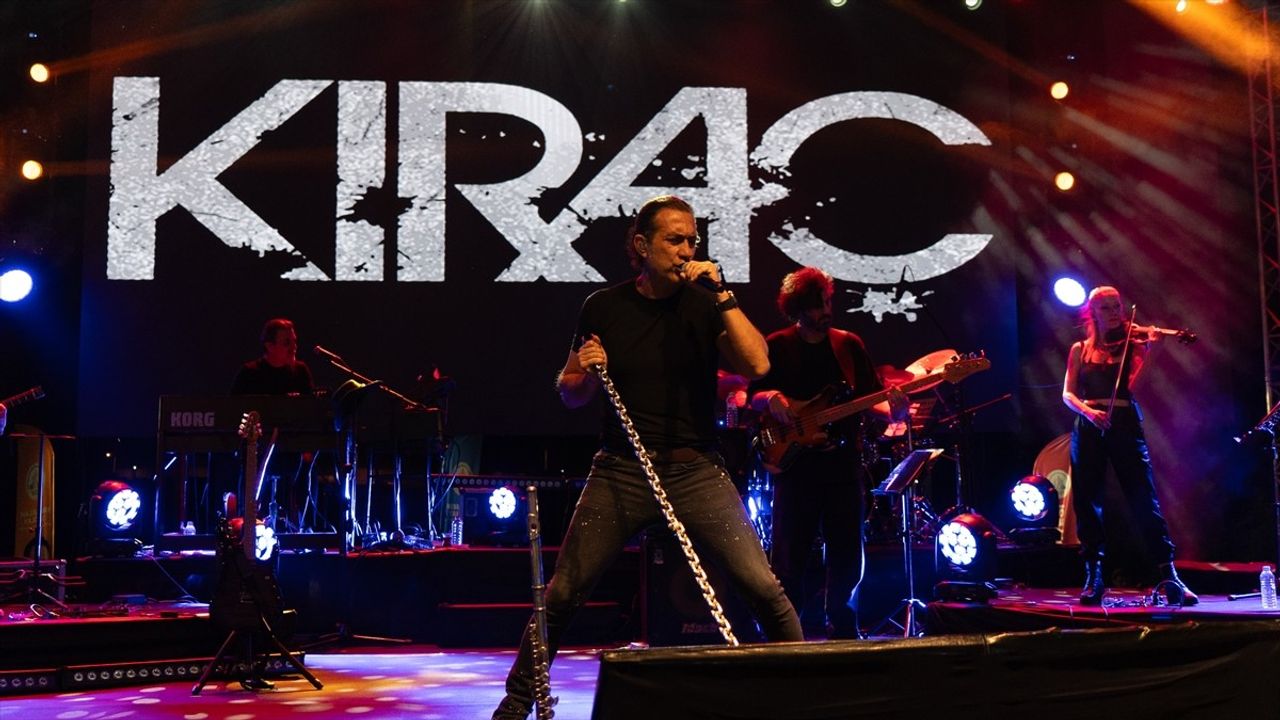 Kıraç, Bitlis'te Düşman İşgalinden Kurtuluş Etkinliklerinde Konser Verdi