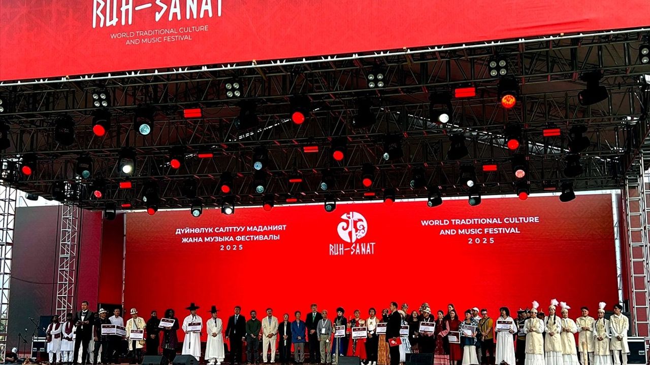 Kırgızistan'da 1. Dünya Geleneksel Kültür ve Müzik Festivali Sona Erdi