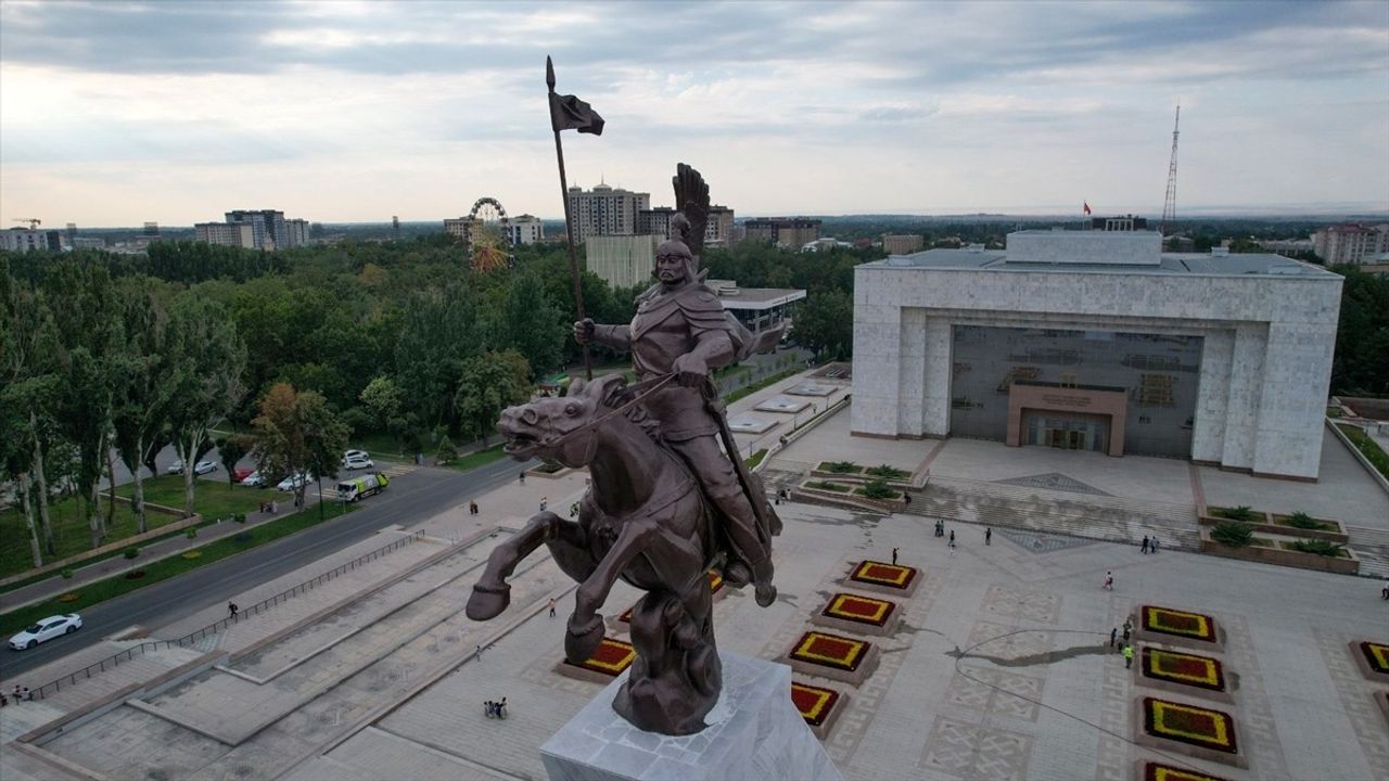 Kırgızistan'ın Bişkek Şehrinde Manas Anıtı Yenilendi
