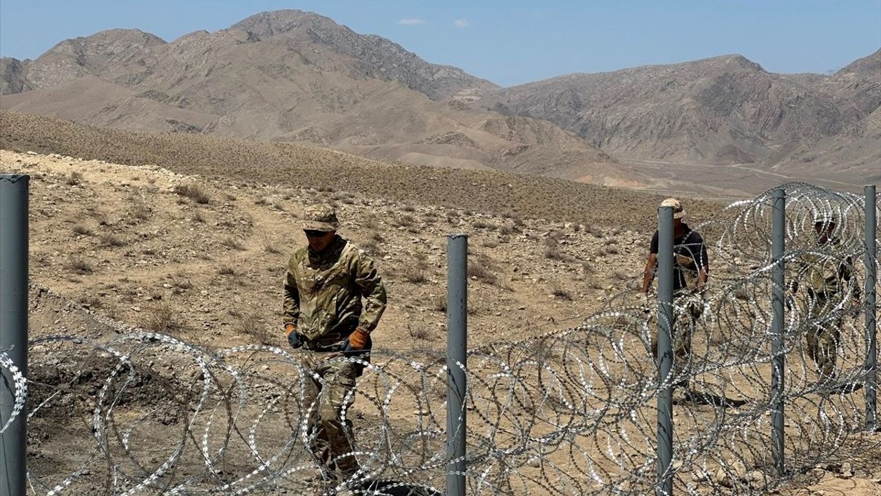 Kırgızistan, Tacikistan sınırında tel örgü, hendek ve kablolama çalışmalarına başladı