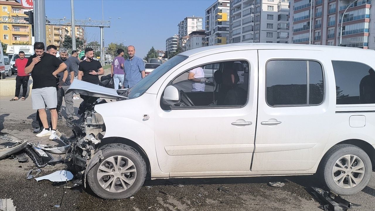 Kırıkkale'de Sivil Polis Aracı ile Otomobil Çarpıştı: 3 Yaralı