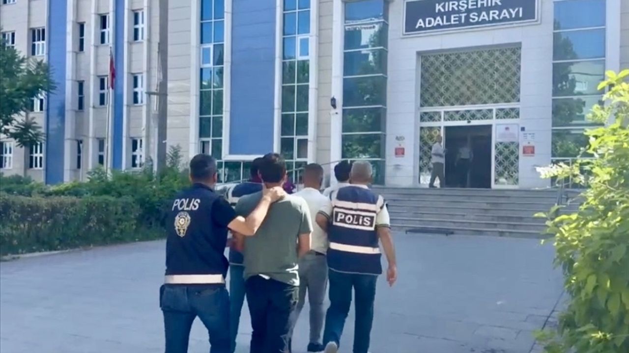 Kırşehir'de emekli kadını dolandıran 3 zanlı tutuklandı: 1 milyon 150 bin liralık ziynet eşyası alındı