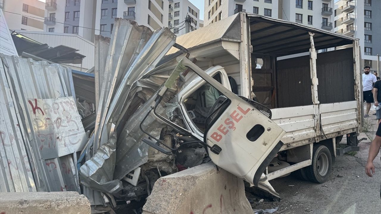 Kocaeli'de Beton Bloka Çarpan Kamyonet Sürücüsü Yaralandı
