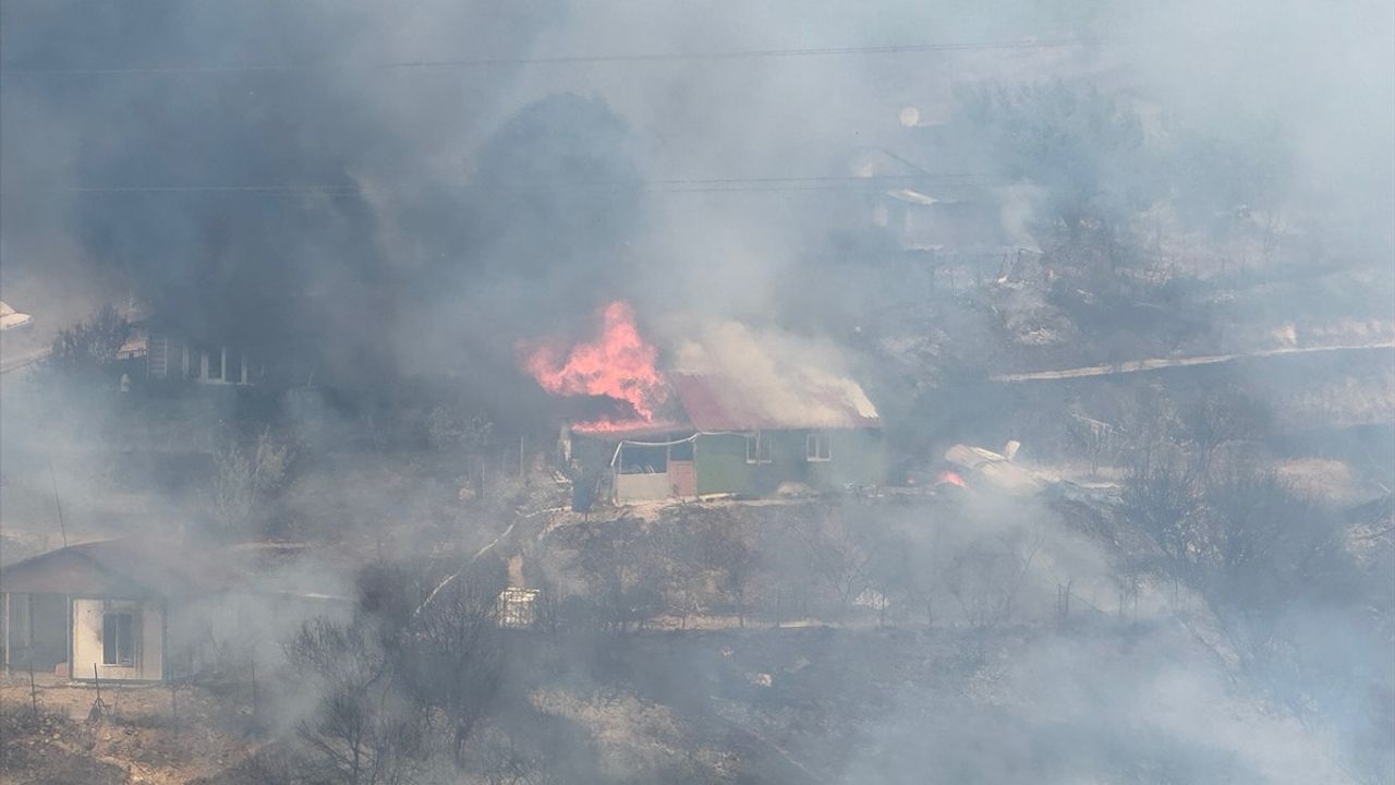 Kocaeli Derince'de Çenedağ Mahallesi'nde otluk yangını: Havadan ve karadan müdahale sürüyor