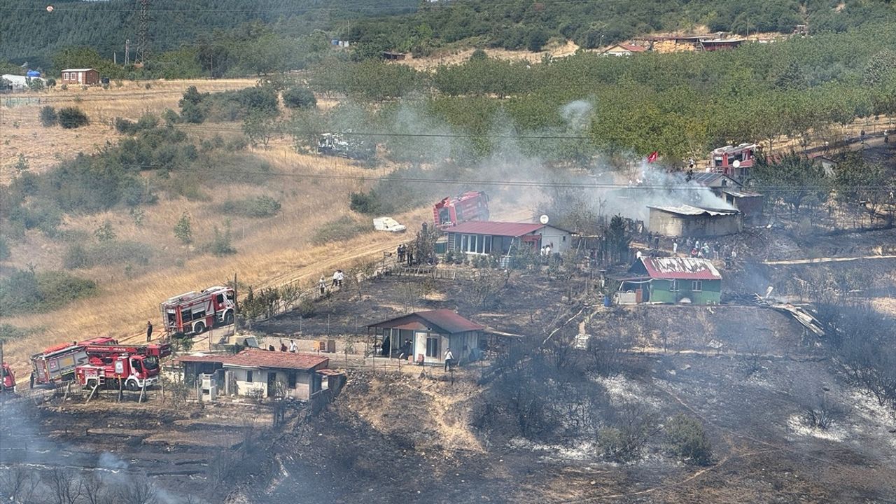 Kocaeli Derince'de otluk alanda çıkan yangın havadan ve karadan müdahaleyle söndürüldü