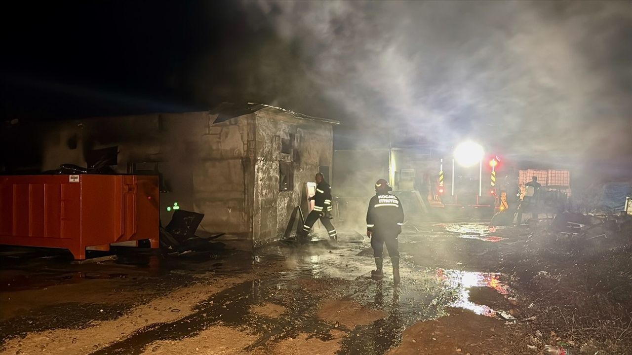 Kocaeli Dilovası'ndaki Mermerit Tezgah Atölyesinde Yangın Kontrol Altına Alındı