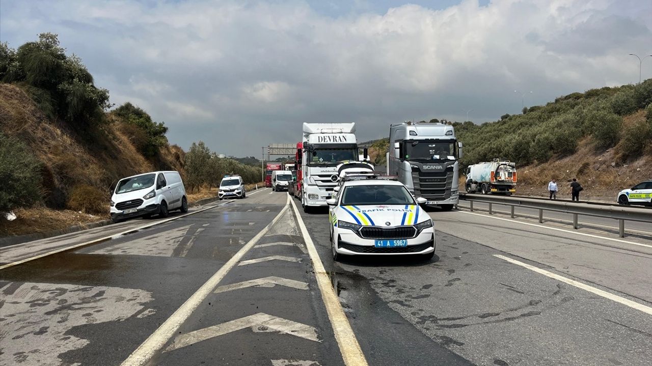 Kocaeli Körfez'de tanker yön levhasına çarptı, D-100 kara yolunda ulaşım aksadı