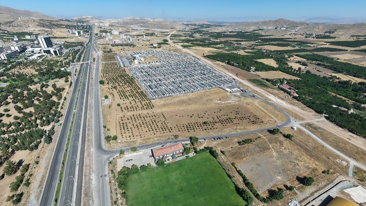 Konteyner Kentteki Çocuklar, TFF'nin Futbol Kursuyla Çim Sahada Eğitim Alıyor
