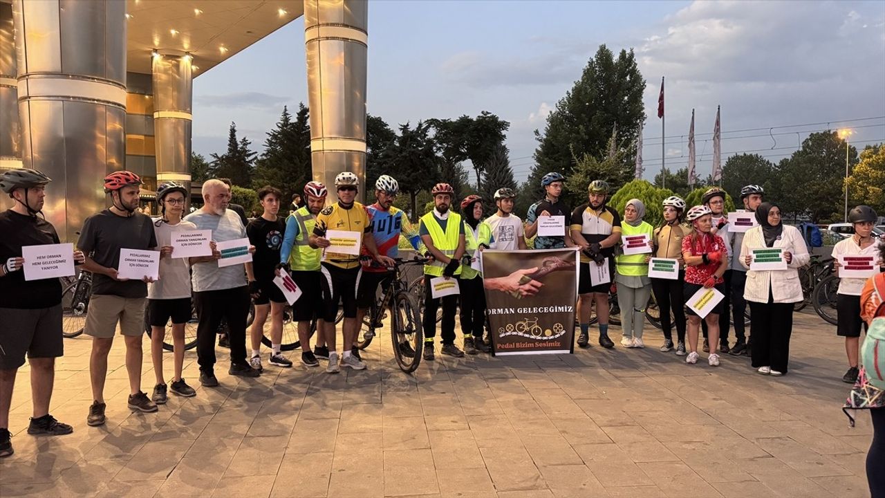 Konya'da Kadın Bisikletçiler Orman Yangınlarına Dikkat Çekmek İçin Pedal Çevirdi