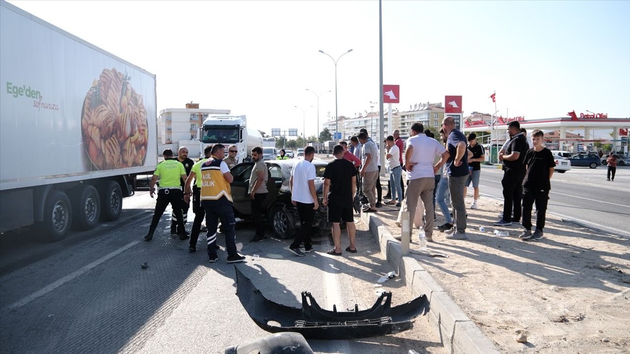 Konya'da Tırın Otomobile Çarpması Sonucu 3 Kişi Yaralandı