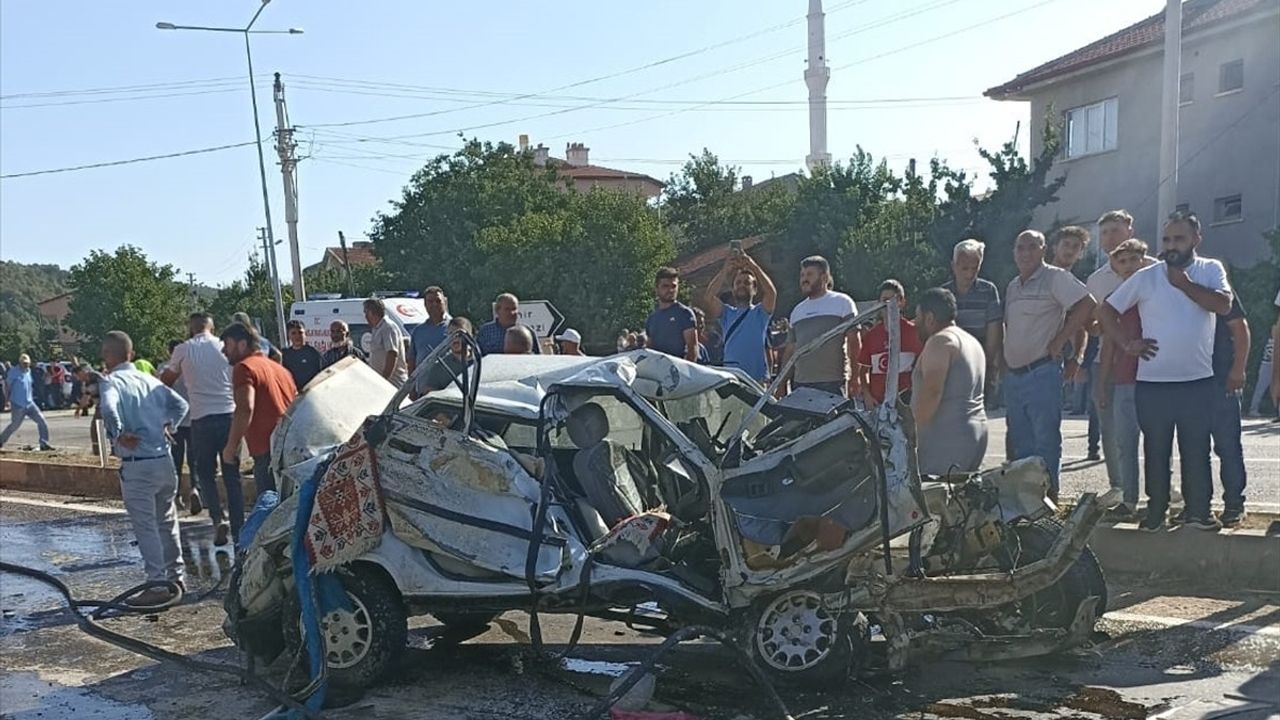 Konya Doğanhisar'da çekici ile otomobil çarpıştı: 3 kişi hayatını kaybetti