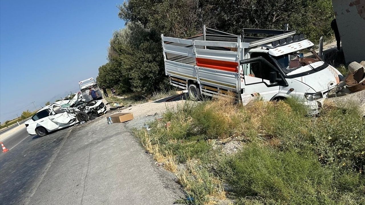 Konya Karapınar'da otomobil ile kamyonetin çarpıştığı kazada 1 kişi hayatını kaybetti, 5 kişi yaralandı