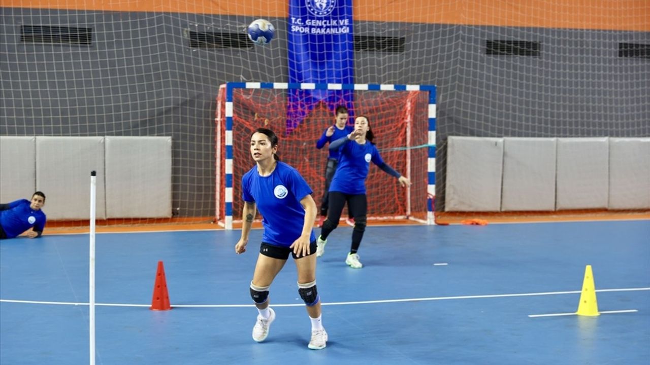 Kübra Akçayoğlu: Ortahisar Belediyesporlu oyuncu, işitme engelli hentbolcuların antrenörü