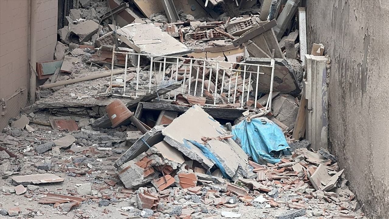 Küçükçekmece'de Kentsel Dönüşüm Kapsamında Yıkımda Çökme Olayı