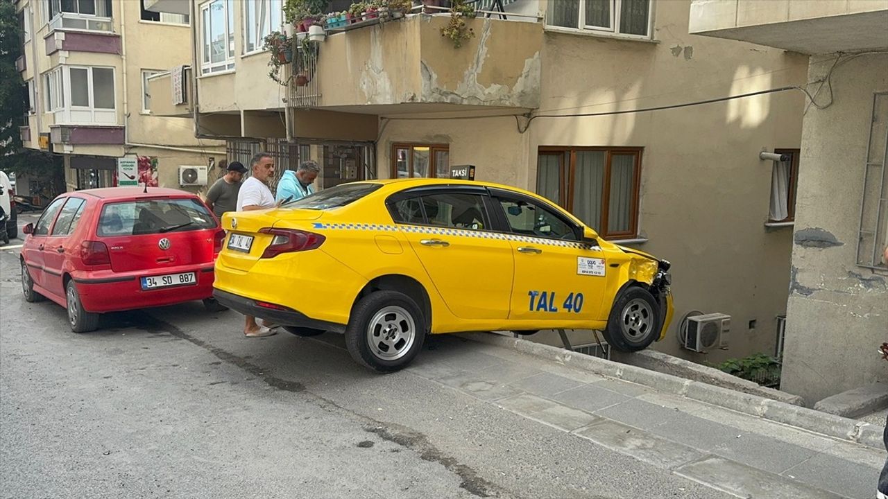 Küçükçekmece'de Kontrolden Çıkan Taksi Duvarda Asılı Kaldı