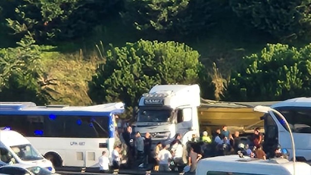 Küçükçekmece TEM Otoyolu'nda zincirleme kaza: 1 kişi hayatını kaybetti, Edirne istikameti ulaşıma kapandı